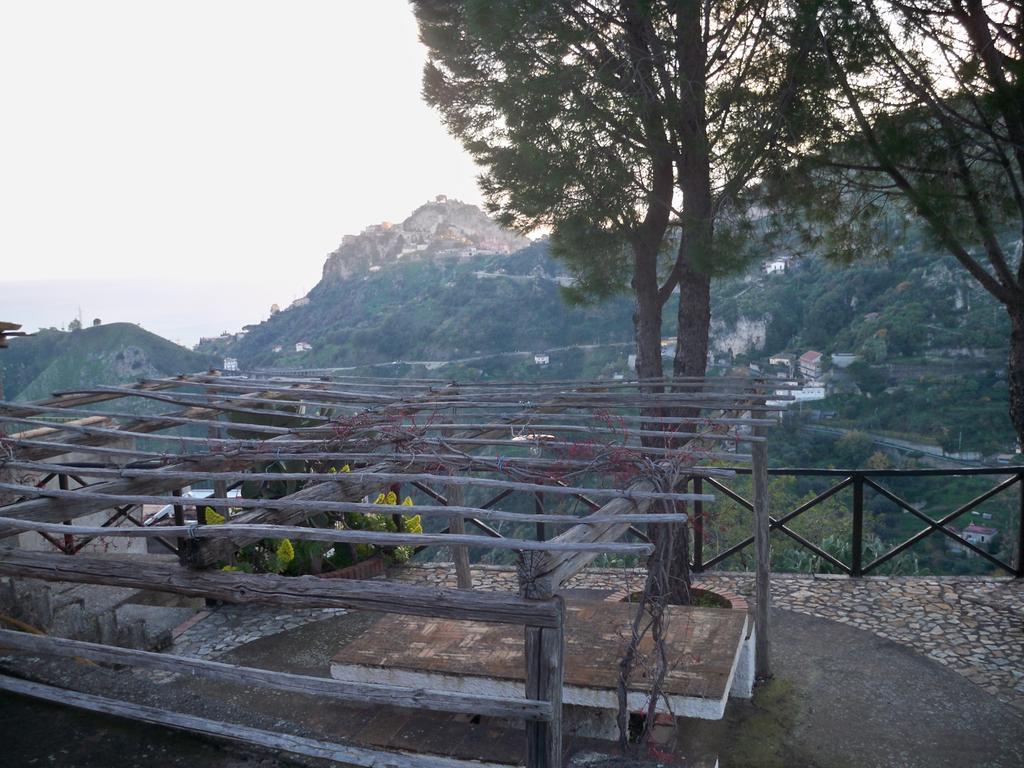 Rifugio Dei Tre Pini Guest House คาสเตลโมลา ภายนอก รูปภาพ