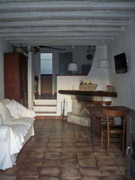 Rifugio Dei Tre Pini Guest House คาสเตลโมลา ภายนอก รูปภาพ