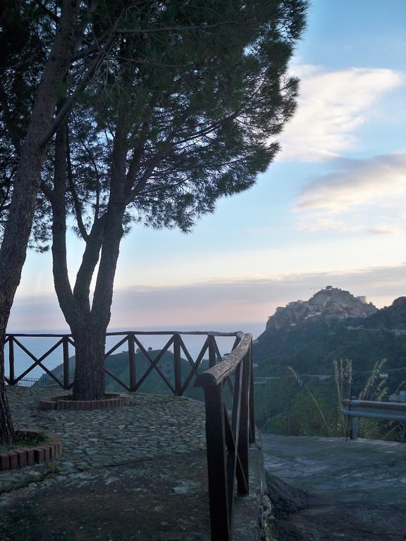 Rifugio Dei Tre Pini Guest House คาสเตลโมลา ภายนอก รูปภาพ