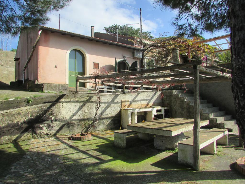Rifugio Dei Tre Pini Guest House คาสเตลโมลา ภายนอก รูปภาพ