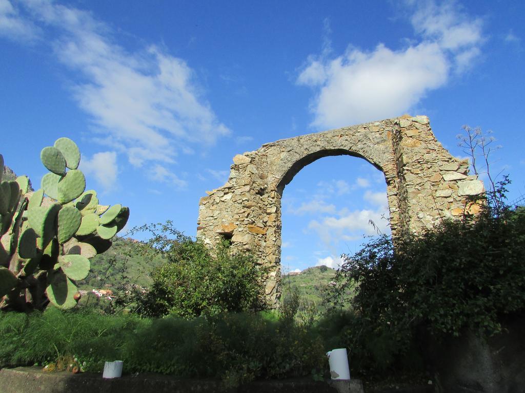 Rifugio Dei Tre Pini Guest House คาสเตลโมลา ภายนอก รูปภาพ