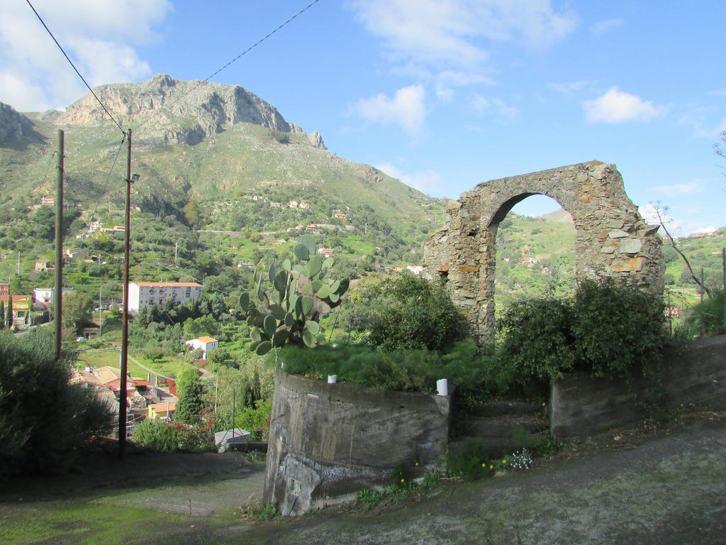 Rifugio Dei Tre Pini Guest House คาสเตลโมลา ภายนอก รูปภาพ