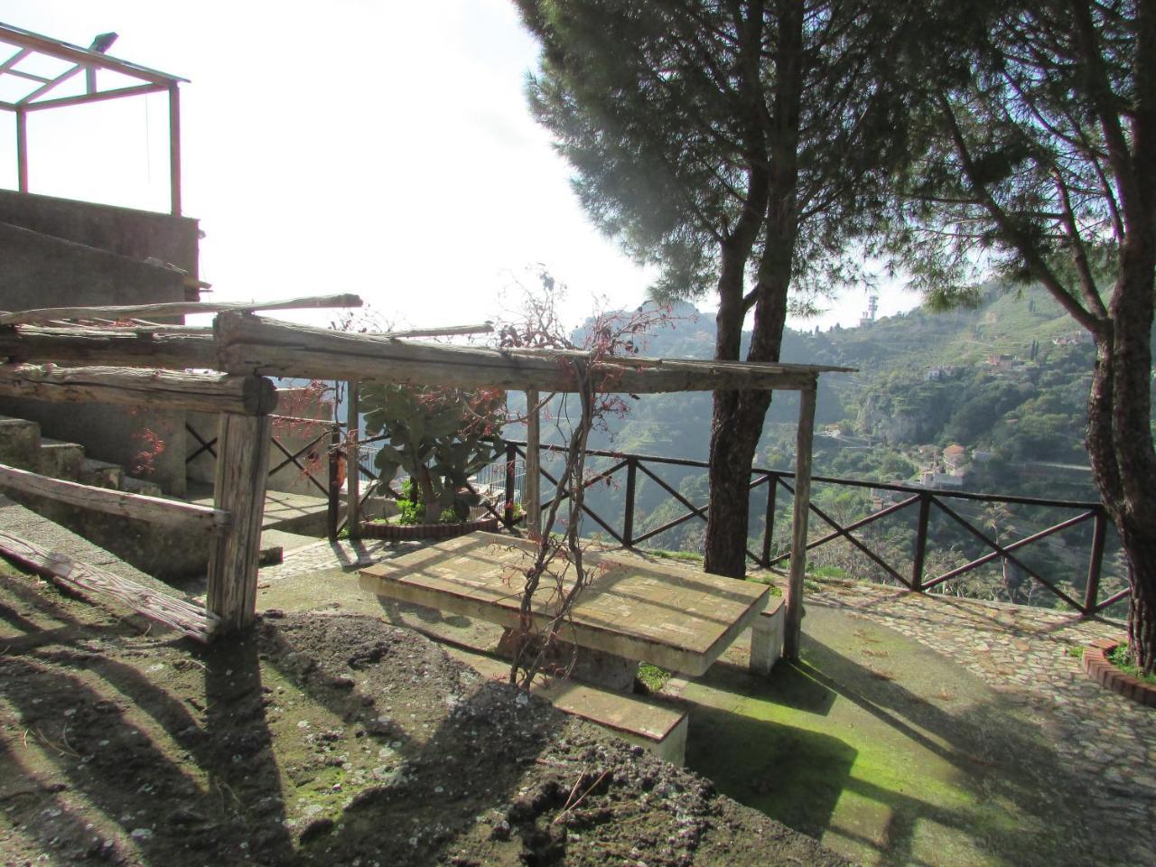 Rifugio Dei Tre Pini Guest House คาสเตลโมลา ภายนอก รูปภาพ