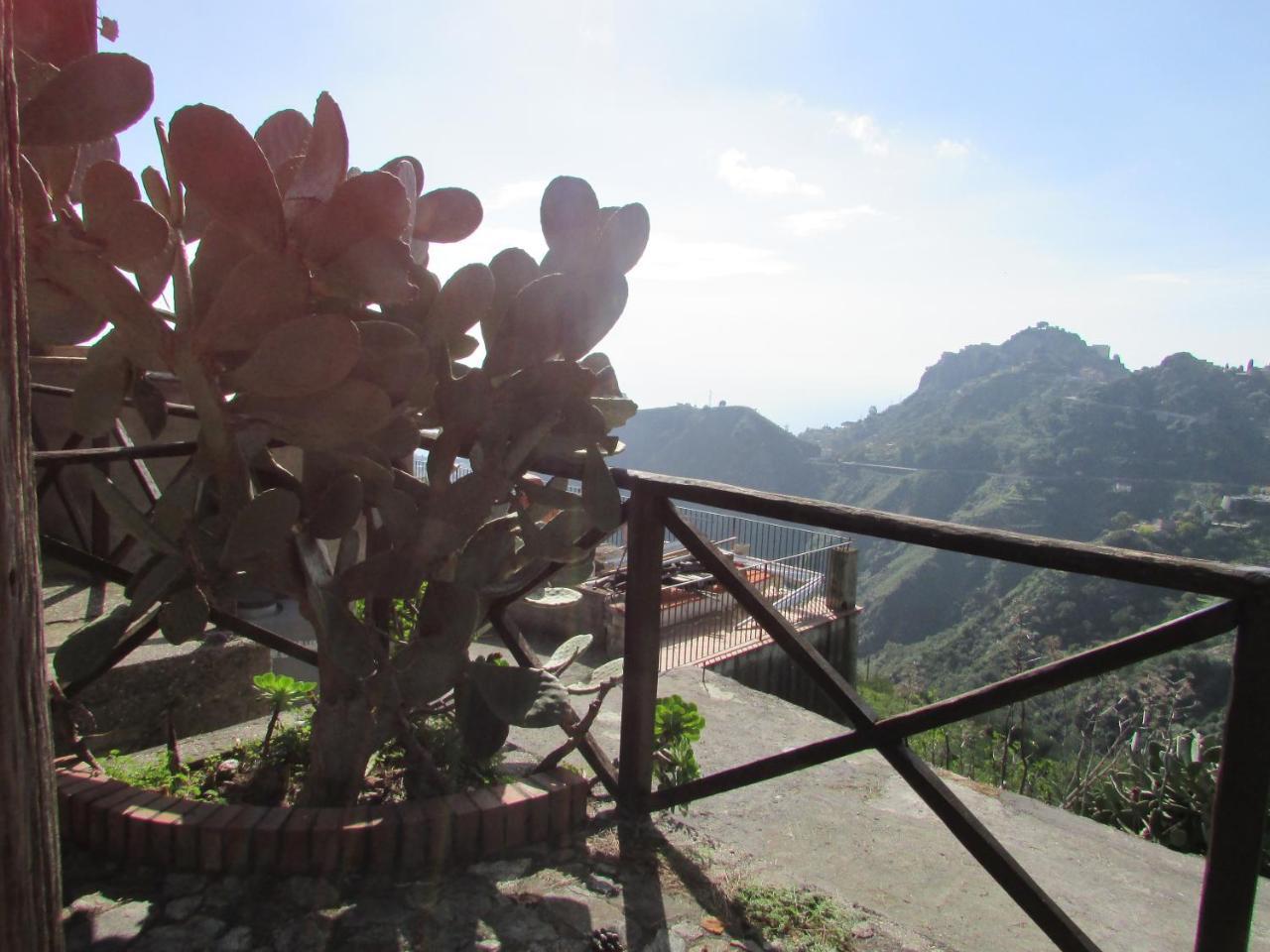 Rifugio Dei Tre Pini Guest House คาสเตลโมลา ภายนอก รูปภาพ